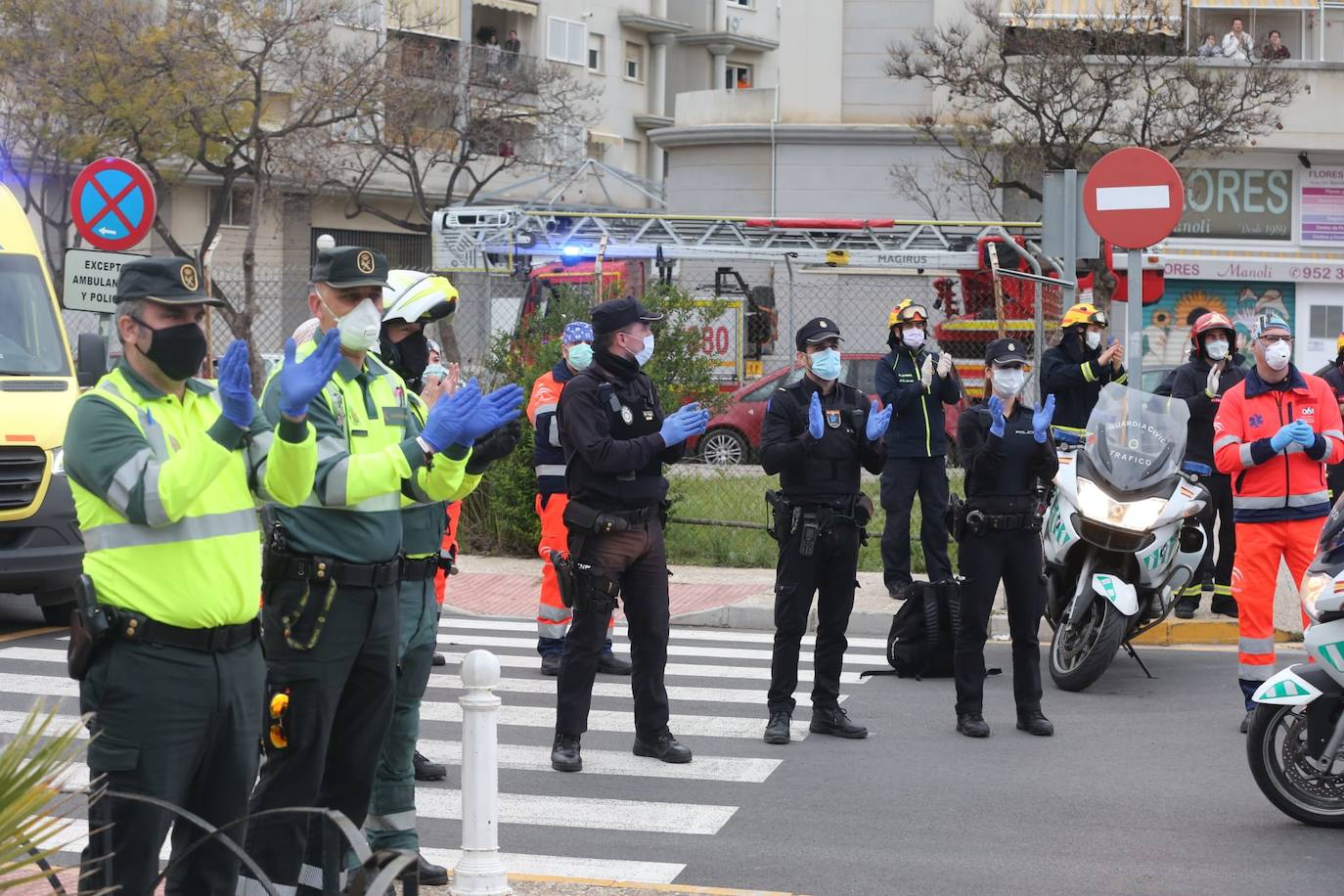Policías y guardias civiles aplauden a los profesionales del Clínico