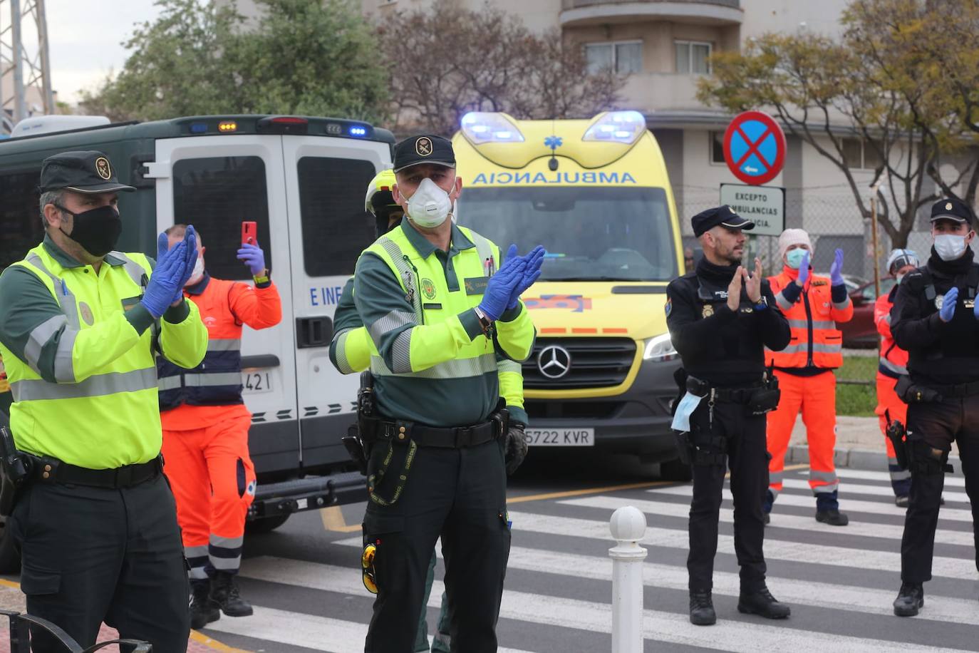 Policías y guardias civiles aplauden a los profesionales del Clínico