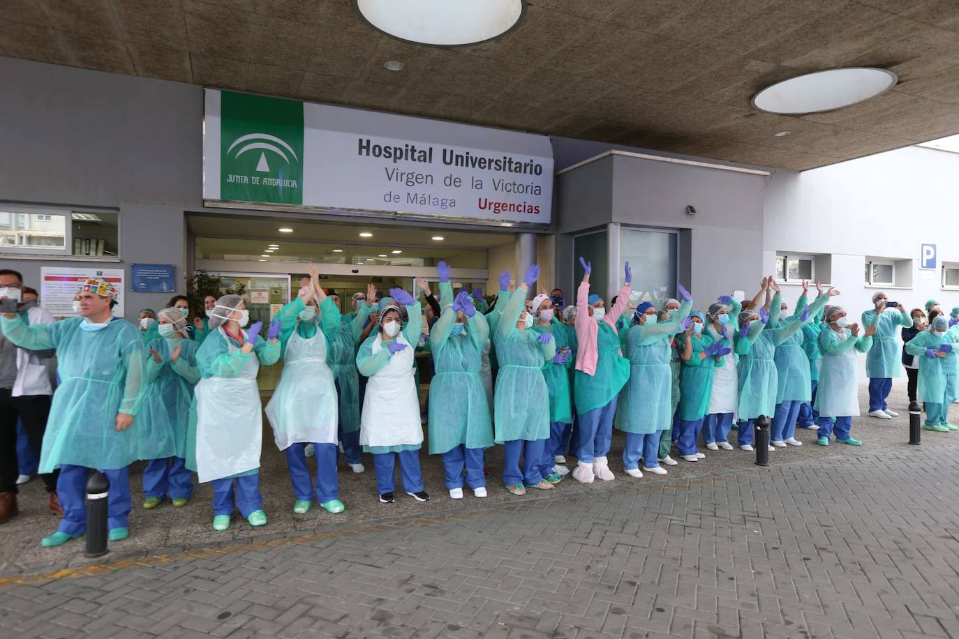 Policías y guardias civiles aplauden a los profesionales del Clínico