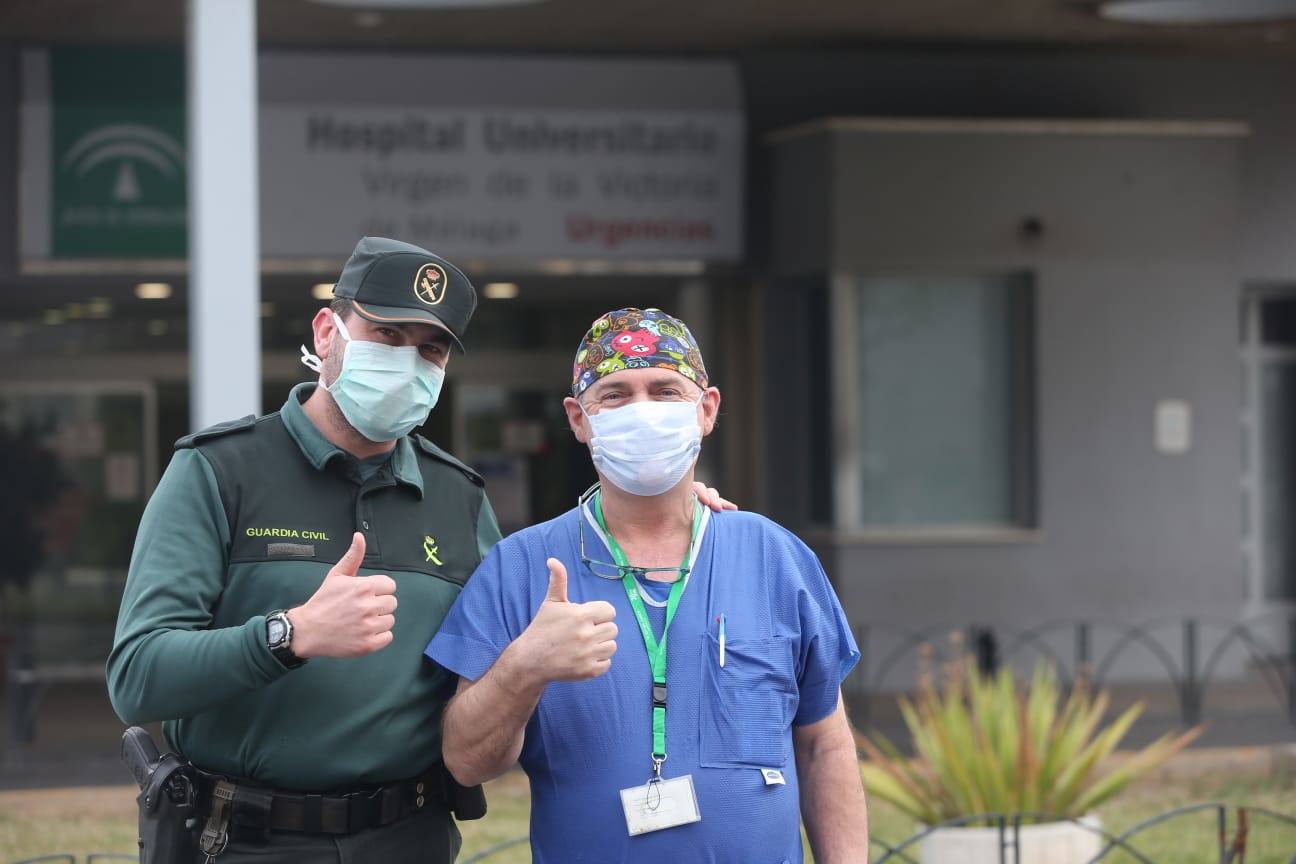 Policías y guardias civiles aplauden a los profesionales del Clínico