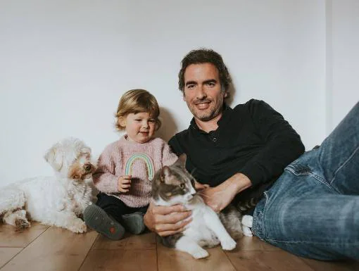 Marco y su hija Sira, con las mascotas de la casa.
