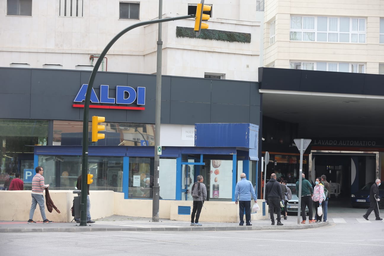 Ambiente junto a un supermercado en Cruz de Humilladero.