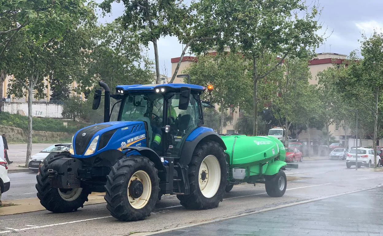 La maquinaria es impulsada por un tractor