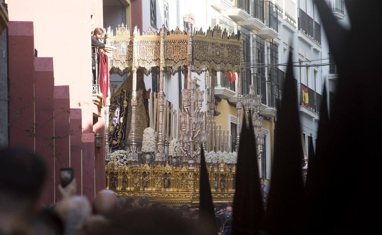 La Virgen de Gracia, en su salida desde la casa hermandad en la calle Agua.