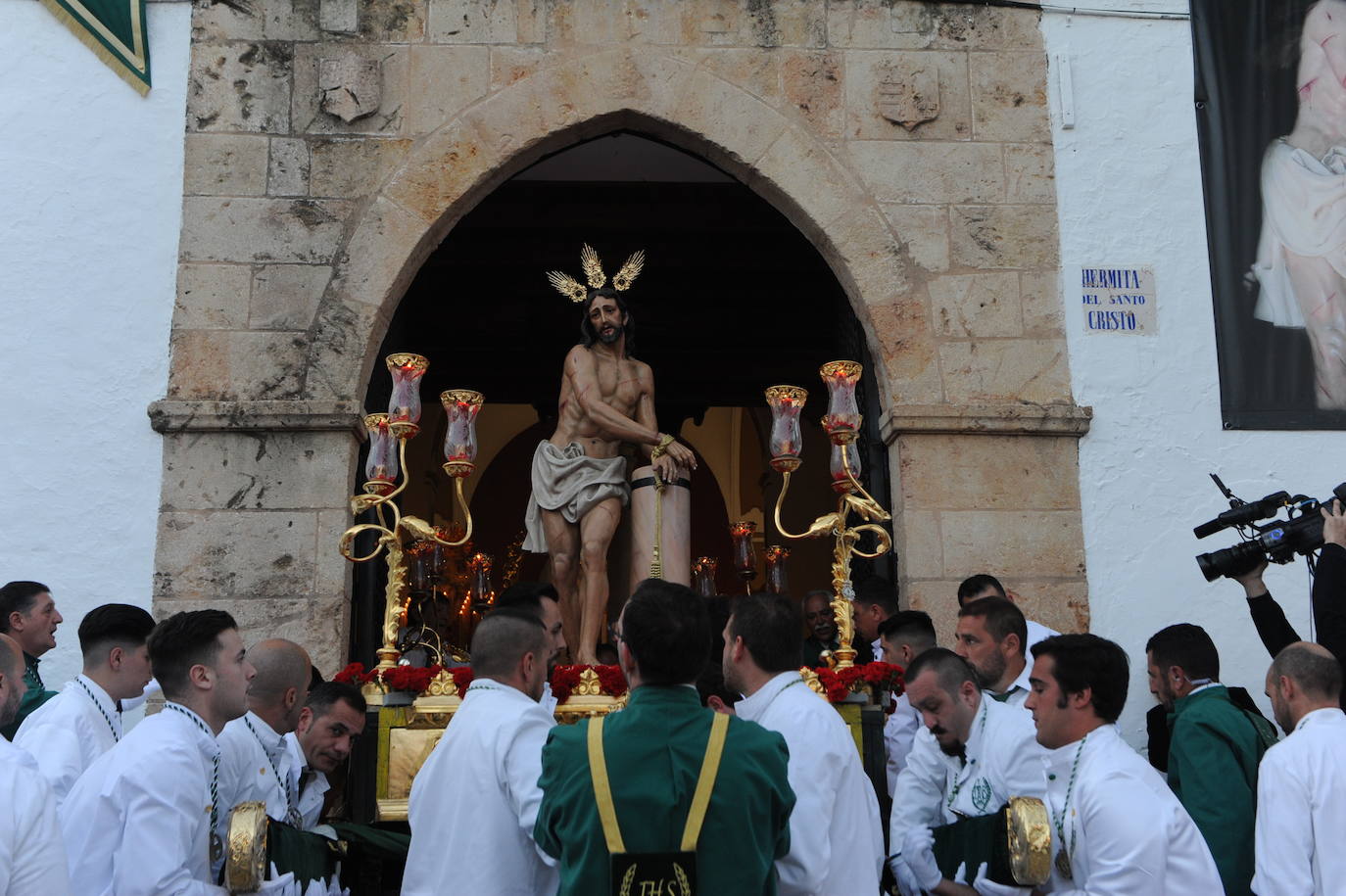 LUNES SANTO. Marbella. El nuevo trono del Cristo de la Columna, objetivo para 2021: Este Lunes Santo no se escucharán saetas en la calle Lobatas al paso del Santísimo Cristo Atado a la Columna. La hermandad tenía previsto estrenar los escudos de los dos arcos de campana, así como unos cetros. Este parón da más fuerzas a la hermandad para seguir trabajando en el nuevo trono del Cristo para 2021.