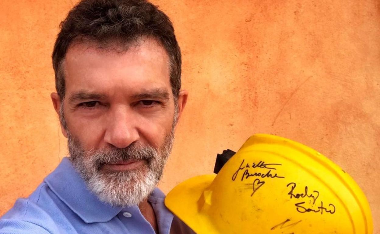 Antonio Banderas, con el casco donado para la subasta. 