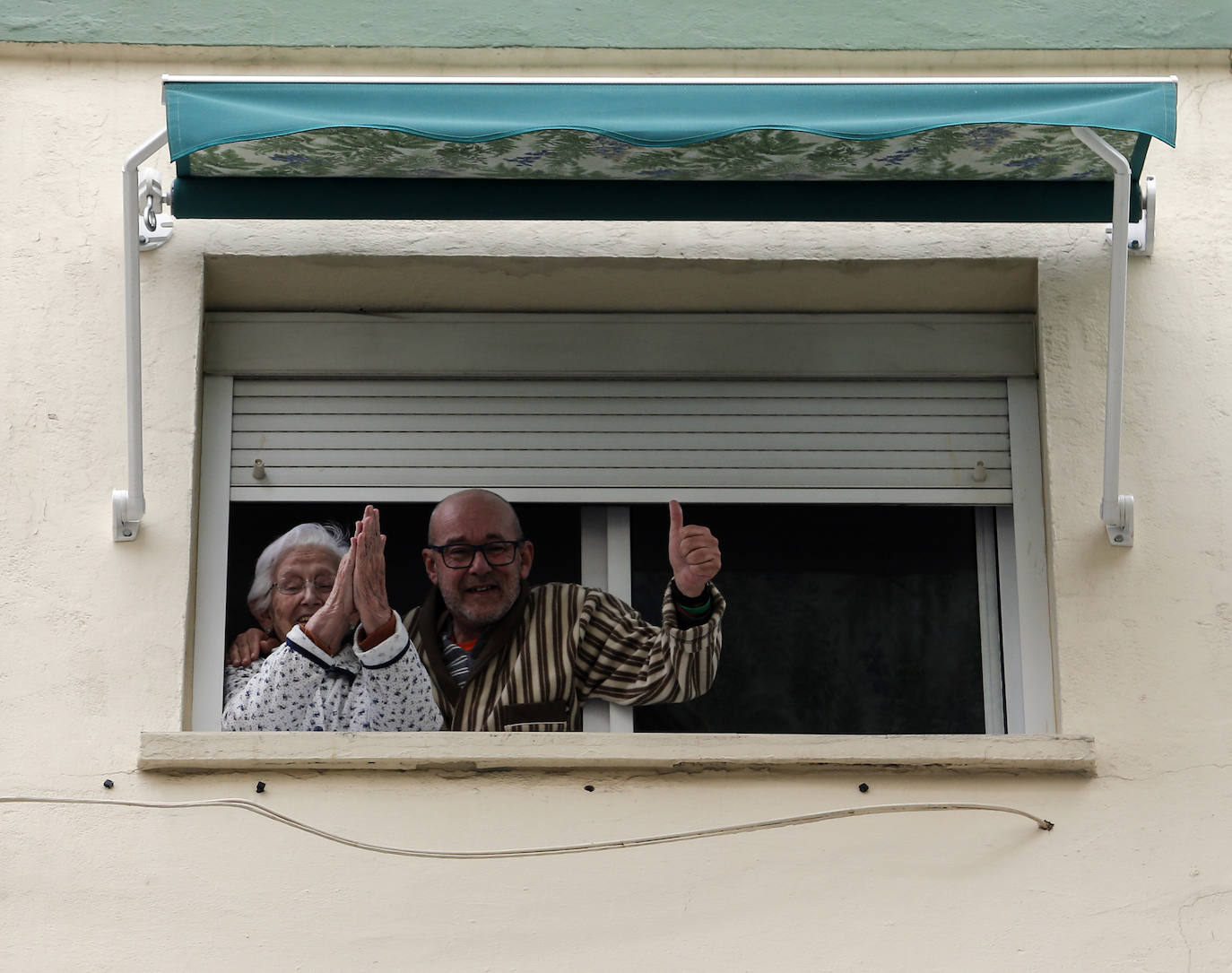 Fotos: Los vecinos de Nueva Málaga homenajean a la Cofradía de Nueva Esperanza