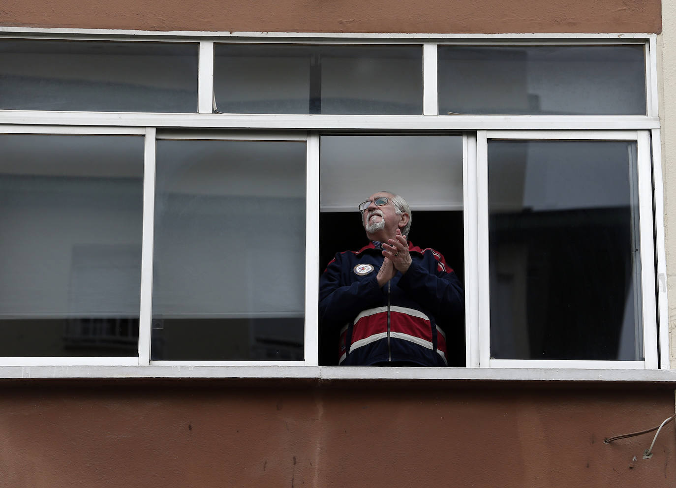 Fotos: Los vecinos de Nueva Málaga homenajean a la Cofradía de Nueva Esperanza