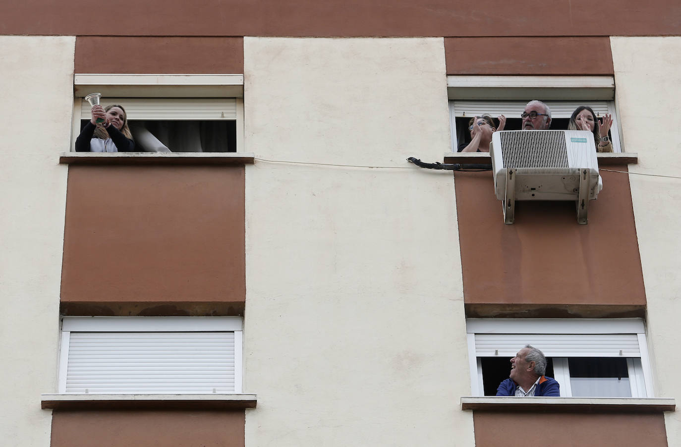 Fotos: Los vecinos de Nueva Málaga homenajean a la Cofradía de Nueva Esperanza