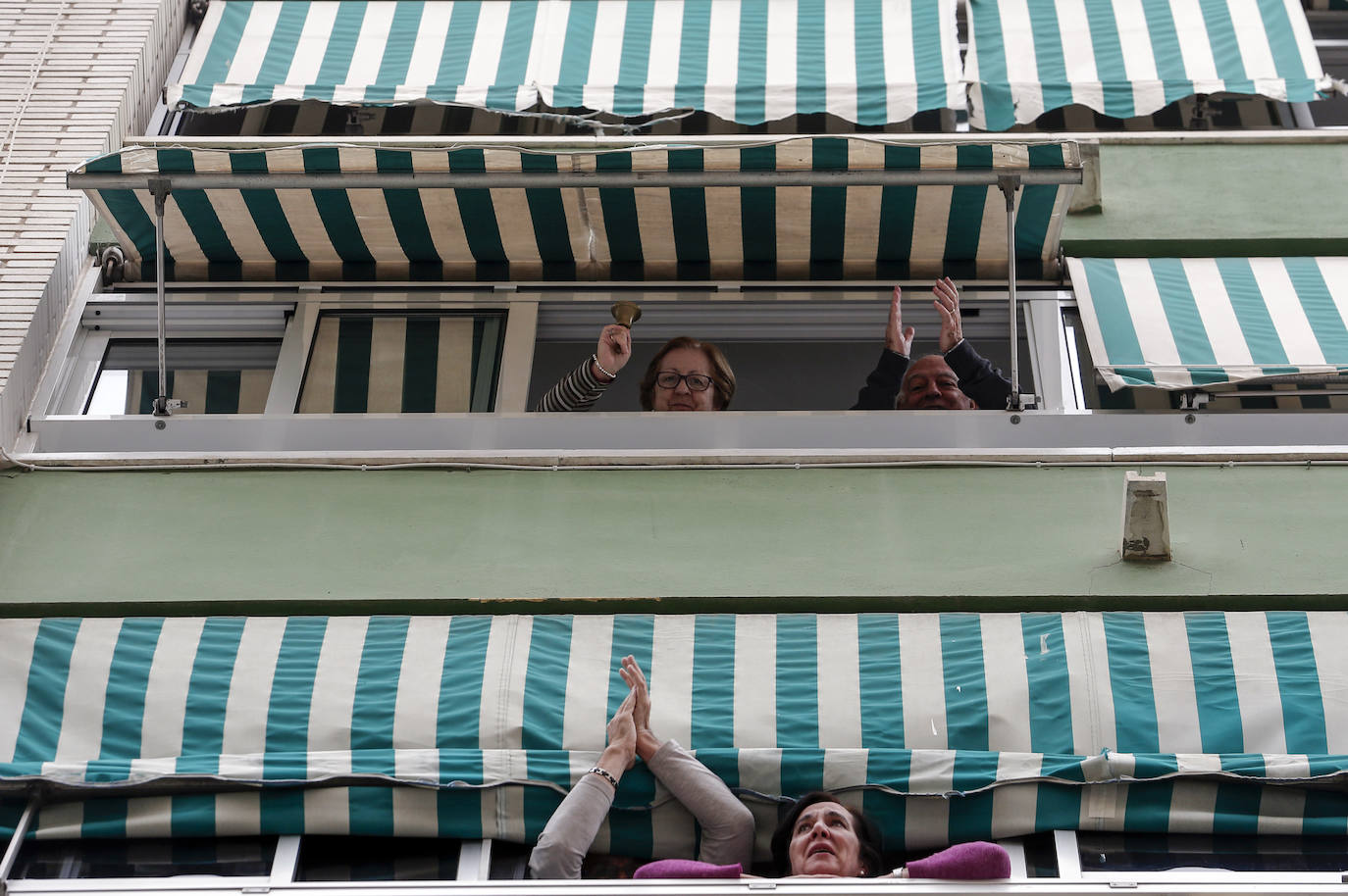 Fotos: Los vecinos de Nueva Málaga homenajean a la Cofradía de Nueva Esperanza