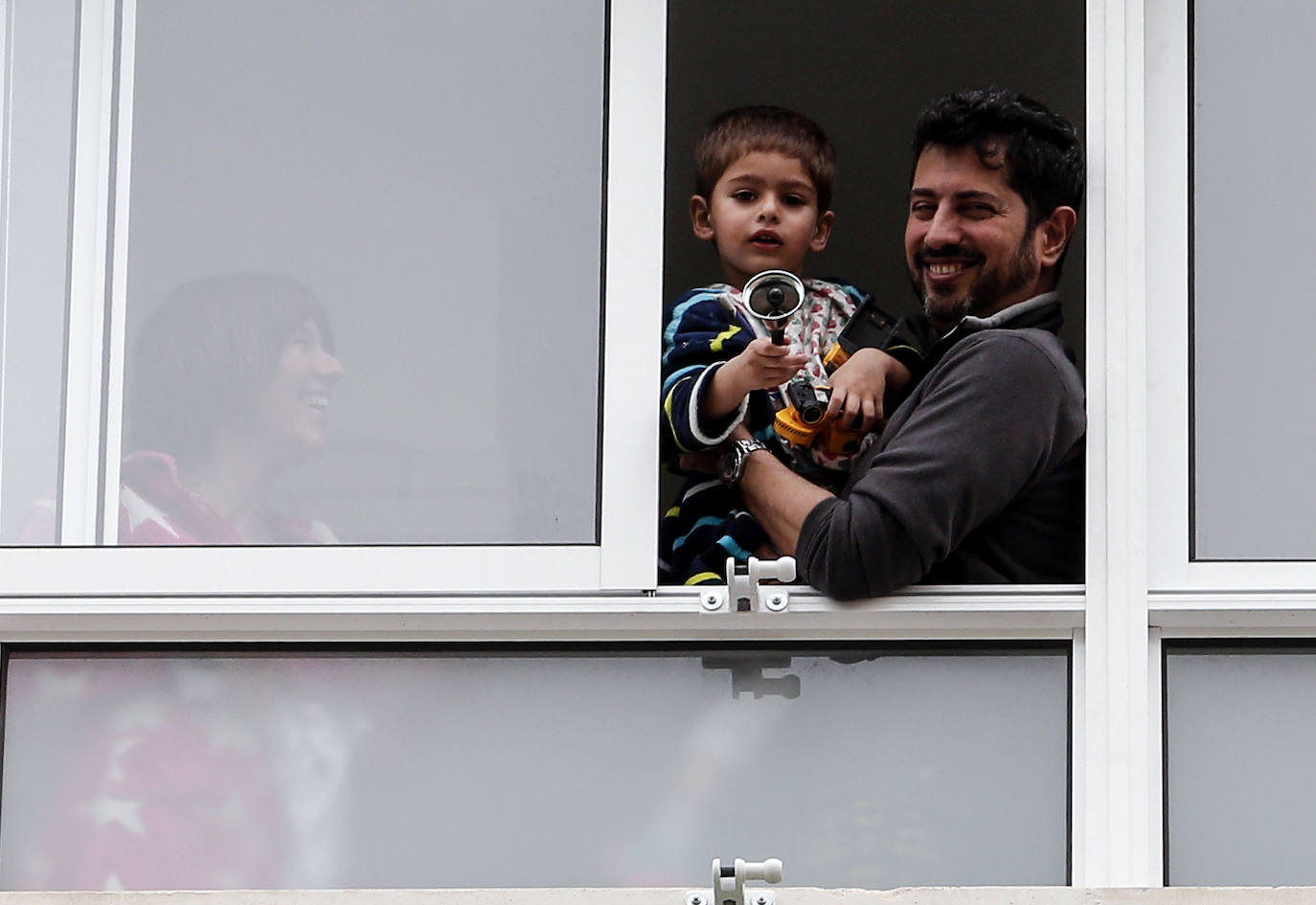 Fotos: Los vecinos de Nueva Málaga homenajean a la Cofradía de Nueva Esperanza