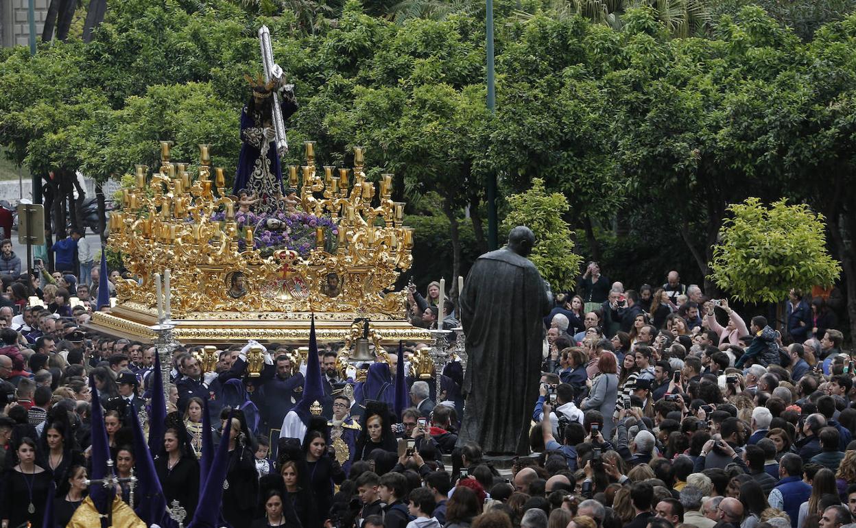 Jesús El Rico camina entre la multitud hacia la plaza del Obispo para liberar a un reo.