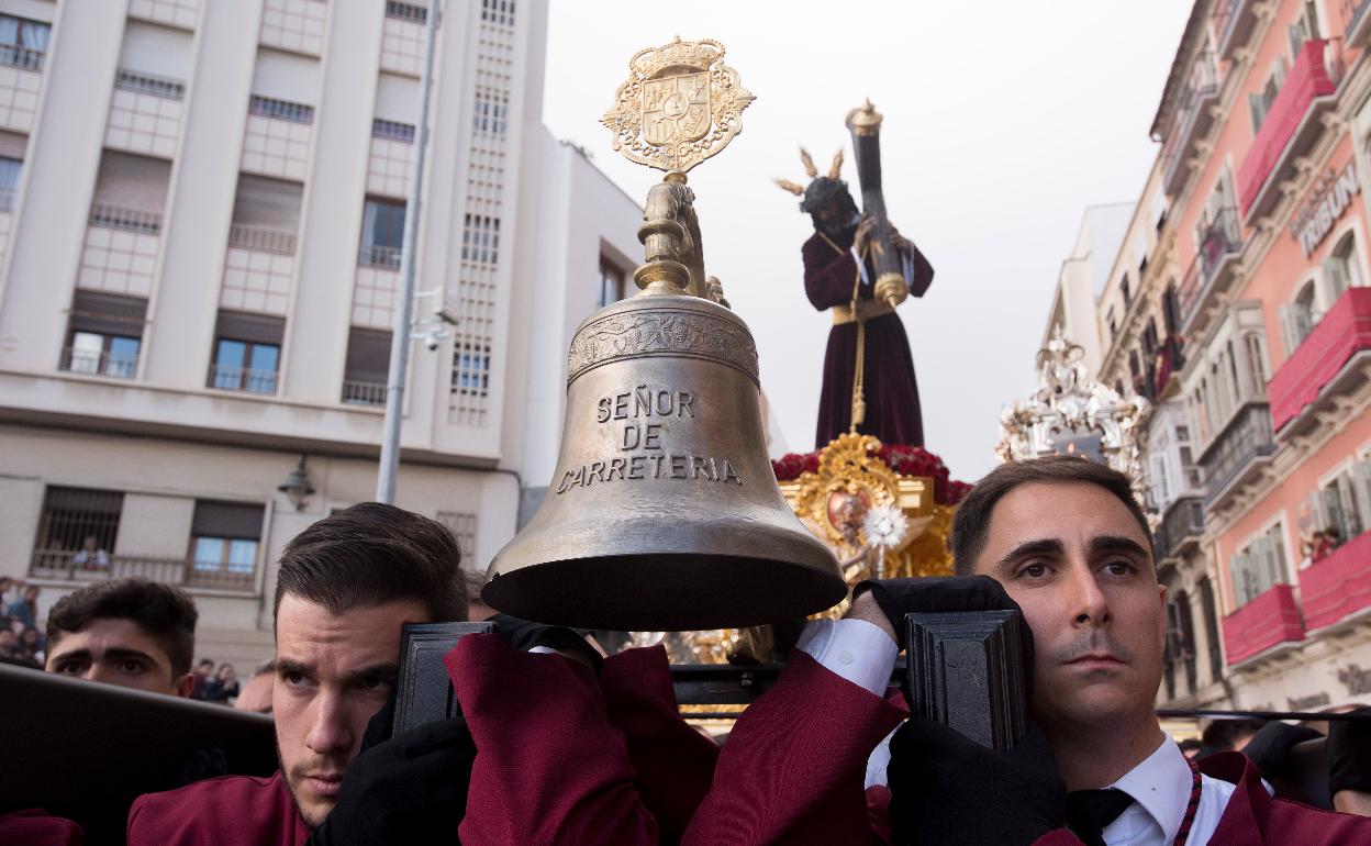 El Nazareno de Viñeros tras pasar por la Tribuna de los Pobres.