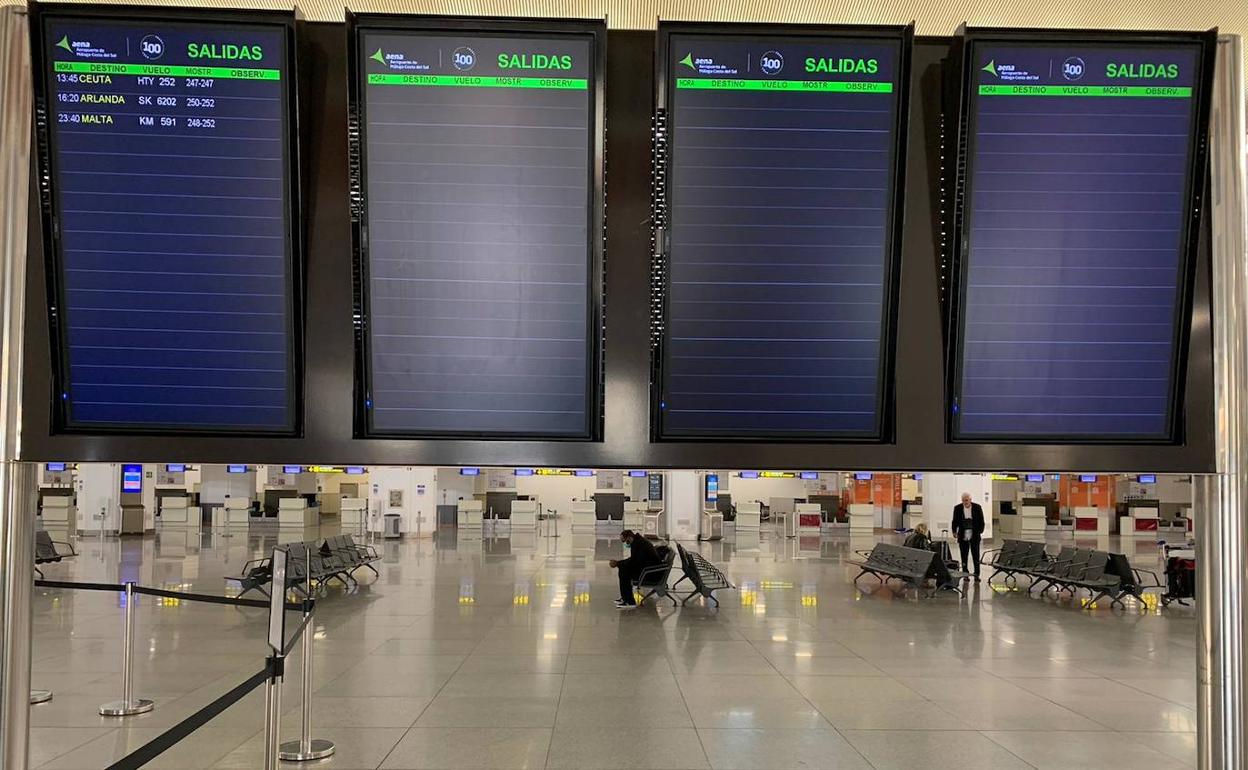Un aeropuerto con contados vuelos de repatriación es la imagen de la crisis que azota al turismo. 