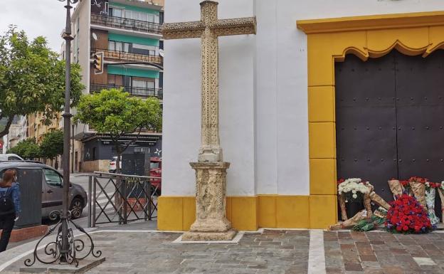 La puerta del templo, llena de claveles. 