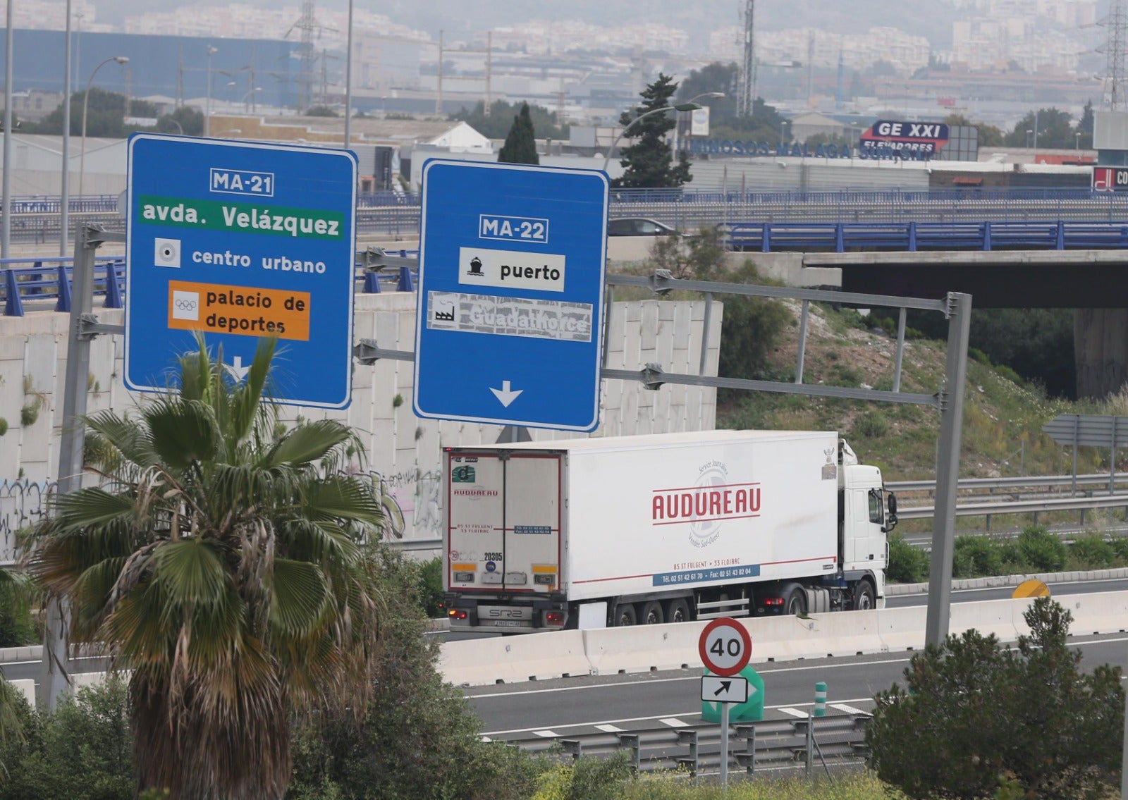 El estado de alarma deja estampas inéditas.Imagen de carreteras malagueñas.