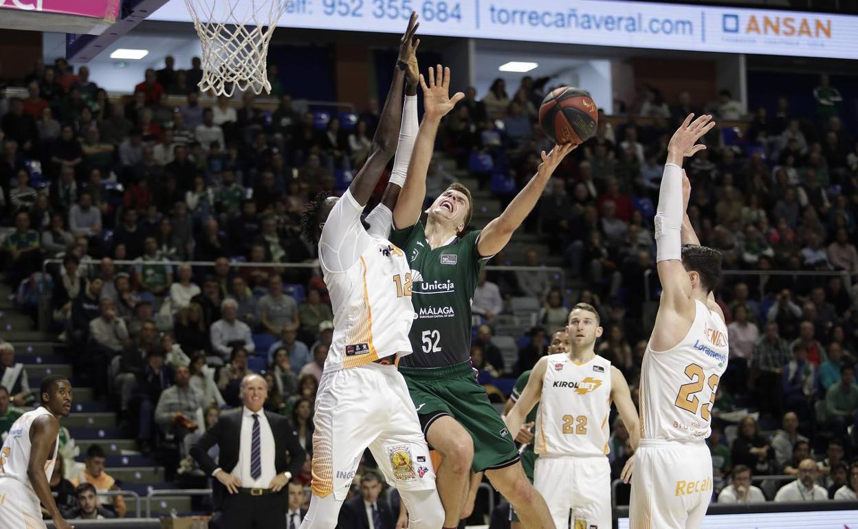 Gerun intenta una canasta en el partido contra el Baskonia jugado en Málgaa.