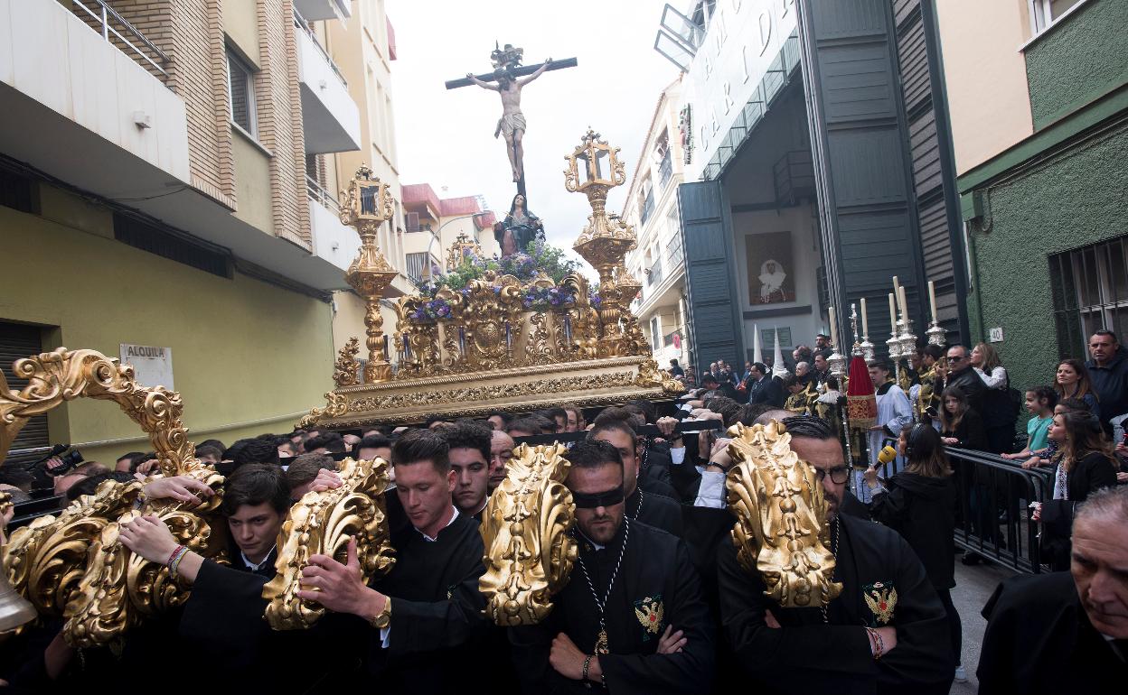 El Cristo del Amor en el inicio de su desfile procesional.