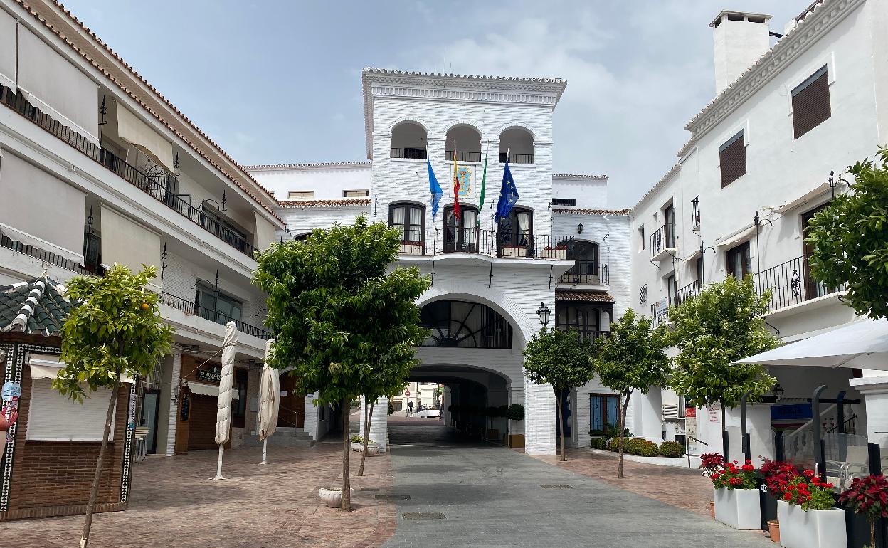 Fachada principal del Ayuntamiento nerjeño. 