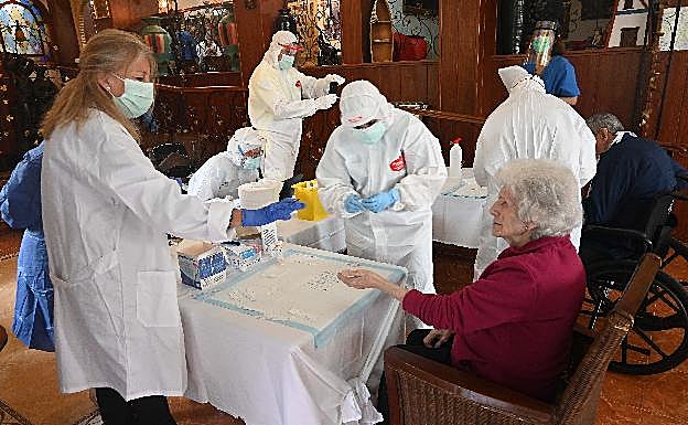 La alcaldesa, Ángeles Muñoz, participó como médico en la toma de muestras