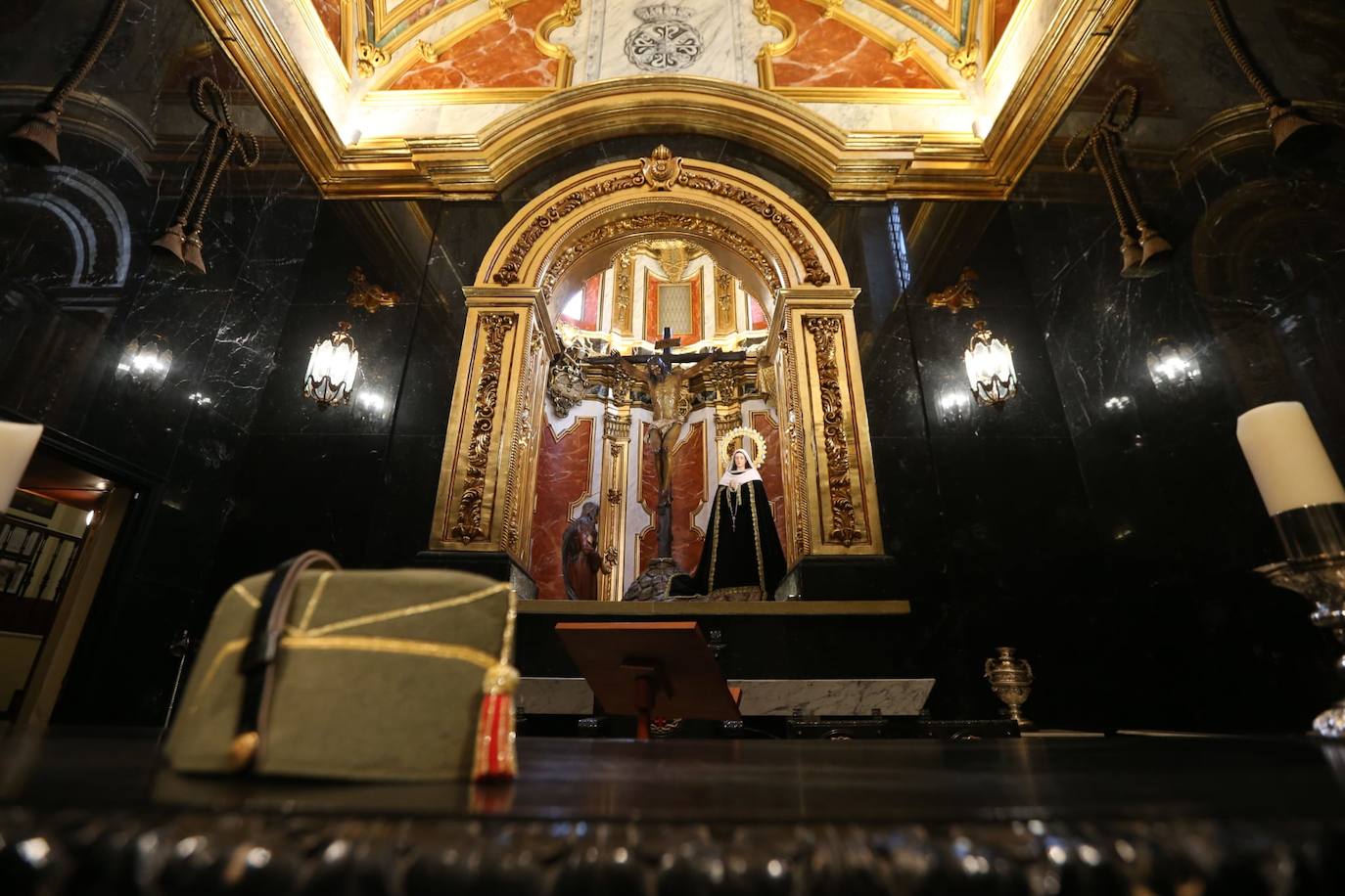 El silencio y la soledad protagonizan el amancer de este Jueves SAnto en la parroquia de Santo Domingo. 