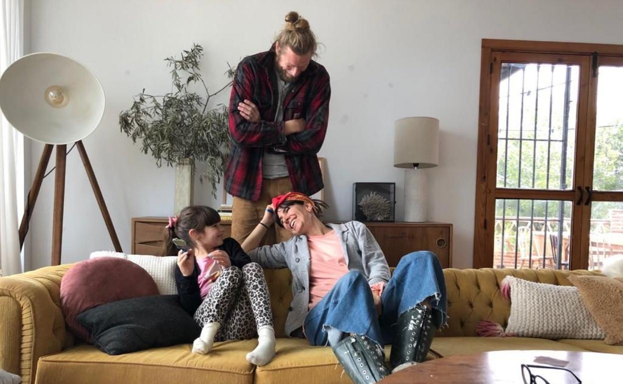 Laura Insausti, junto a su hija Daniela y su marido, Jonathan. 
