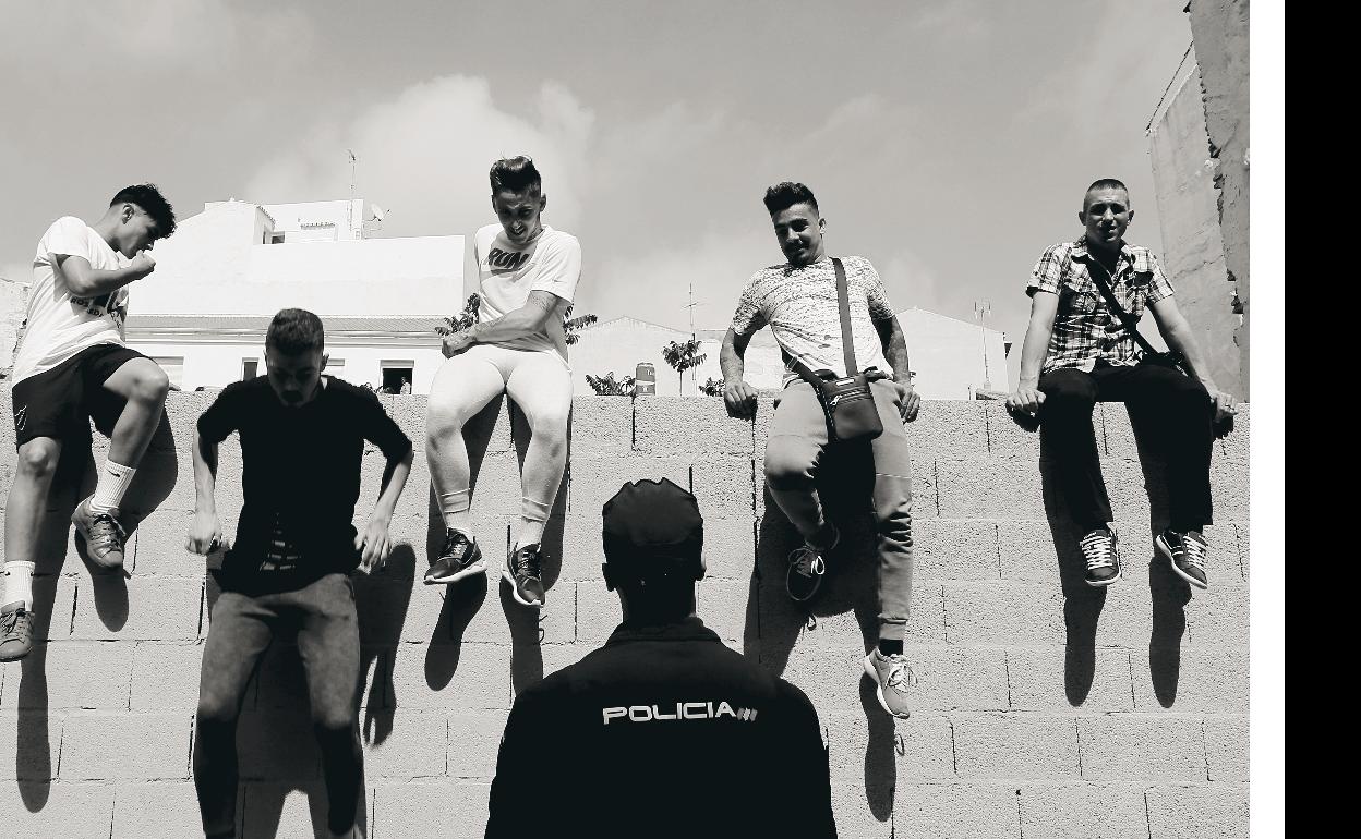 Jóvenes desalojados de la tapia de un solar en la calle Frailes en la salida de Gitanos.