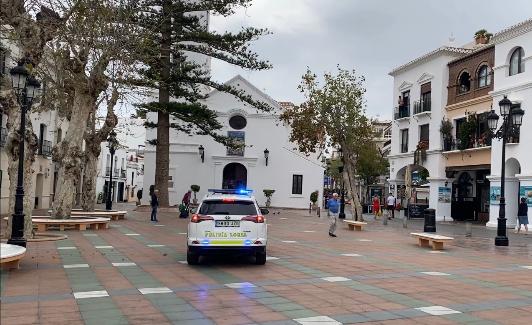 Una patrulla policial, en el Balcón de Europa. 