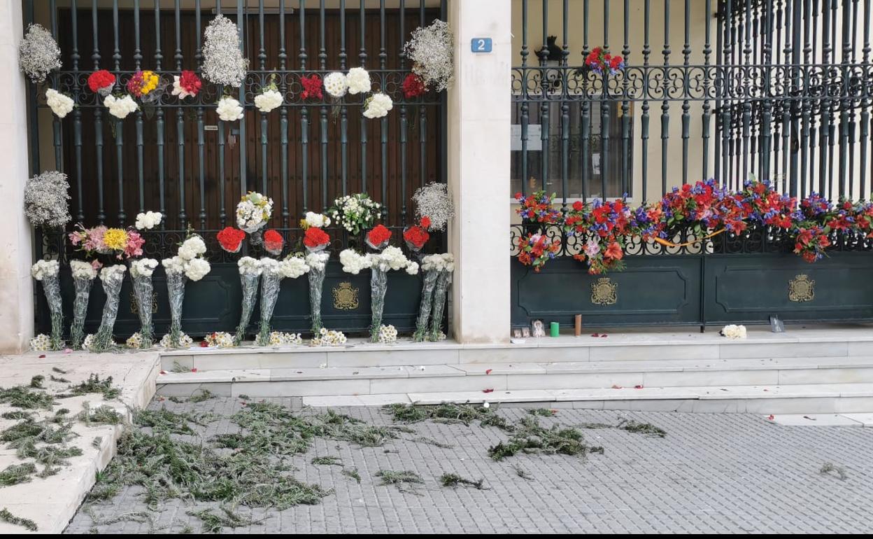 Romero y ramos de flores esta mañana a las puertas de la basílica perchelera.