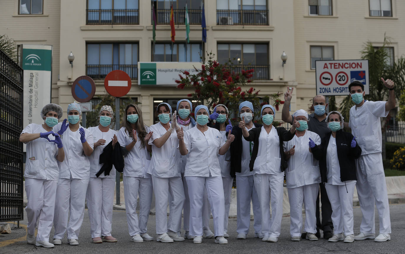 Aplausos en el Hospital Regional de Málaga este Jueves Santo