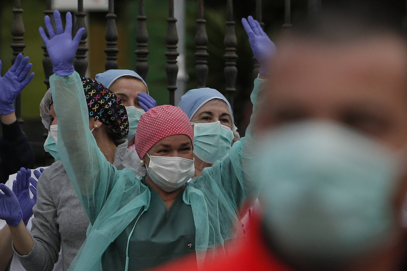 Aplausos en el Hospital Regional de Málaga este Jueves Santo