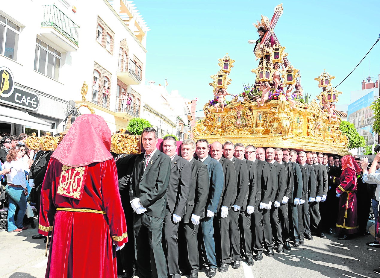 JUEVES SANTO. Vélez-Málaga. El Jueves Santo es uno de los días grandes de la Semana Santa en Vélez-Málaga, con cinco cofradías: Estudiantes, Tercera Caída, Humildad y Paz, Rico y Piedad y El Pobre y La Esperanza, con nueve tronos. Sin embargo, la pandemia del coronavirus ha frustrado las ilusiones de estas hermandades. El Pobre iba a estrenar la restauración de su túnica.