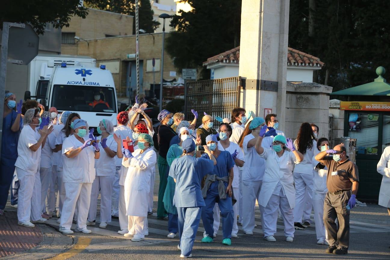 Sanitarios recibiendo aplausos por su labor