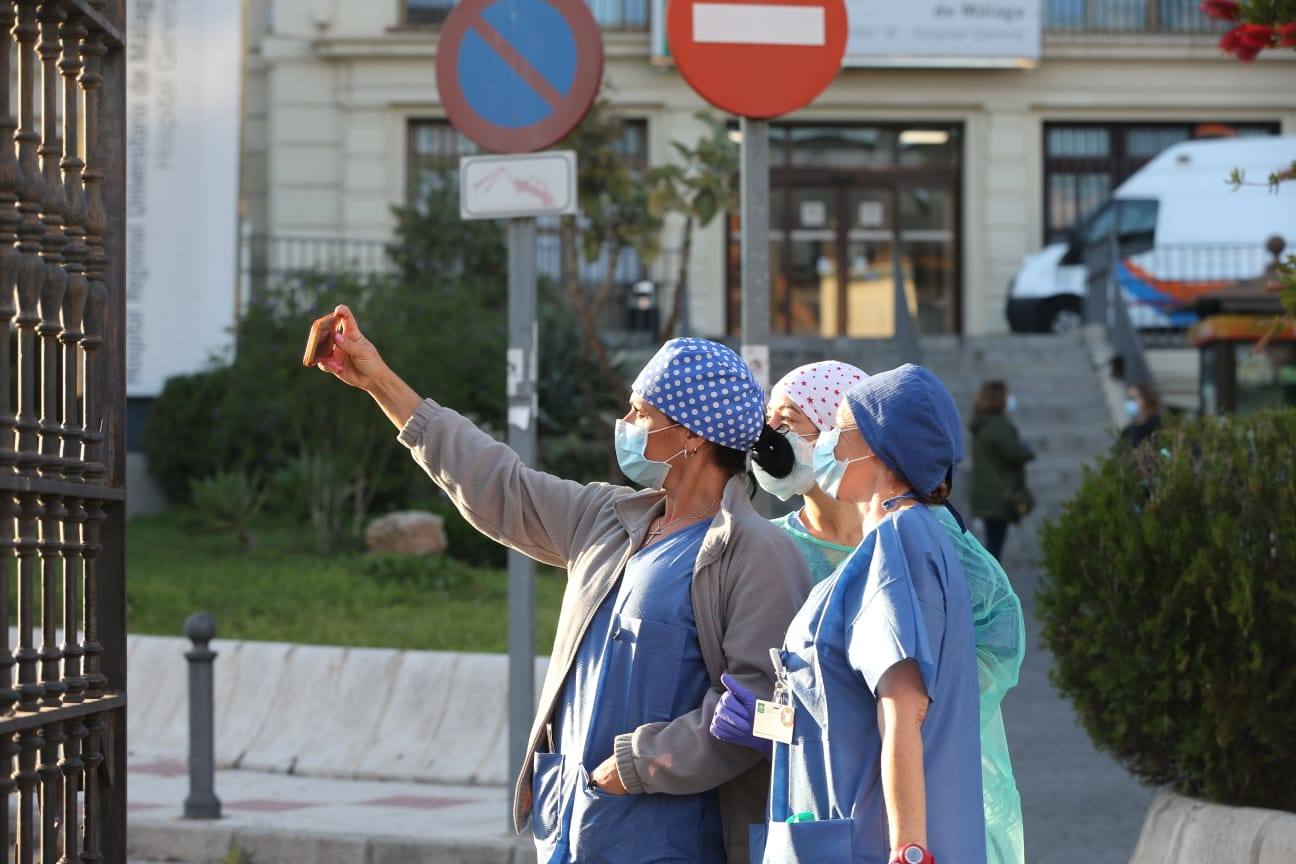 Sanitarios recibiendo aplausos por su labor