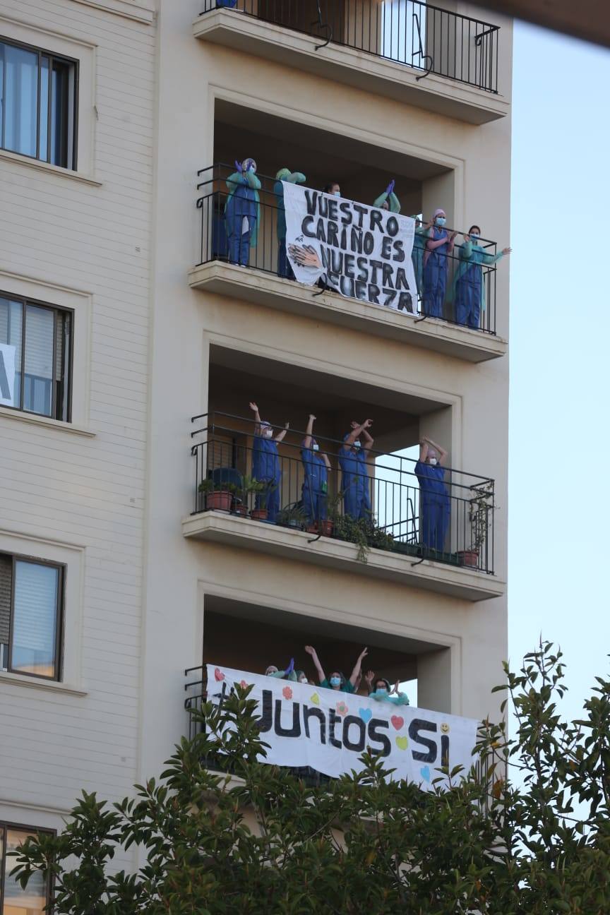 Sanitarios recibiendo aplausos por su labor