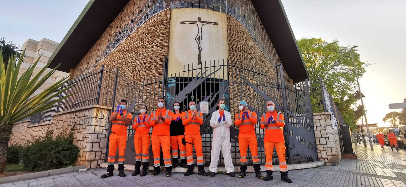 Sanitarios recibiendo aplausos por su labor