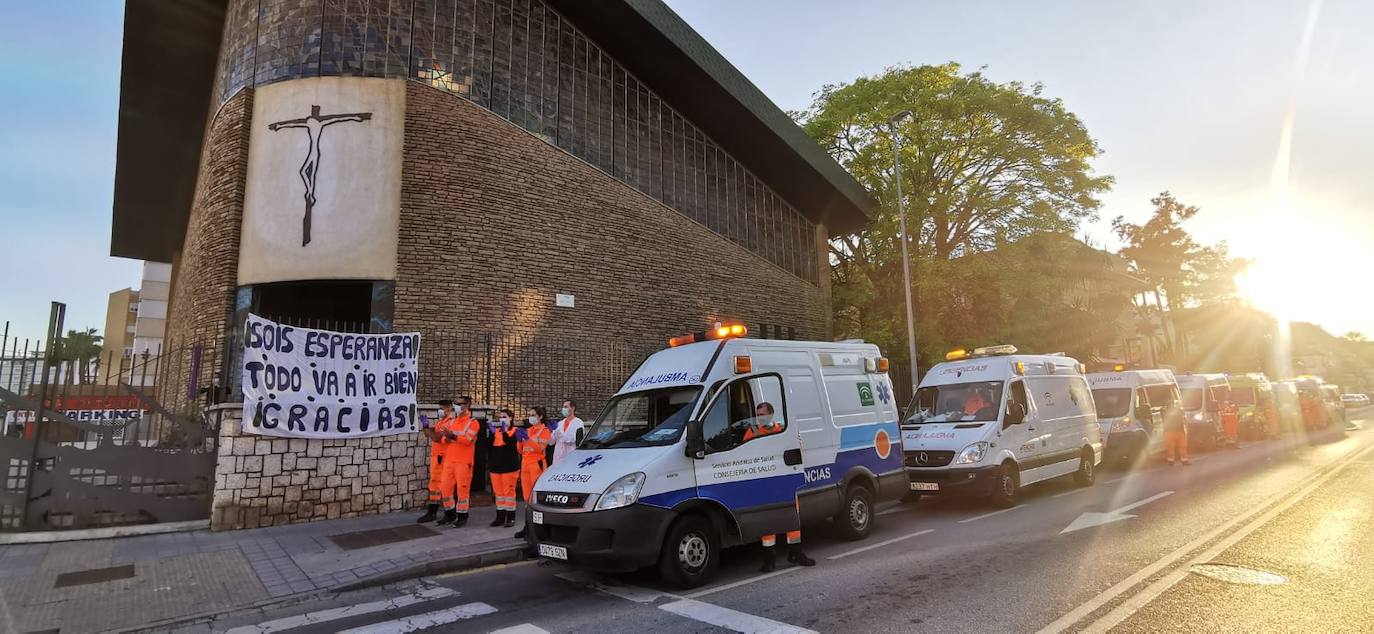 Sanitarios recibiendo aplausos por su labor