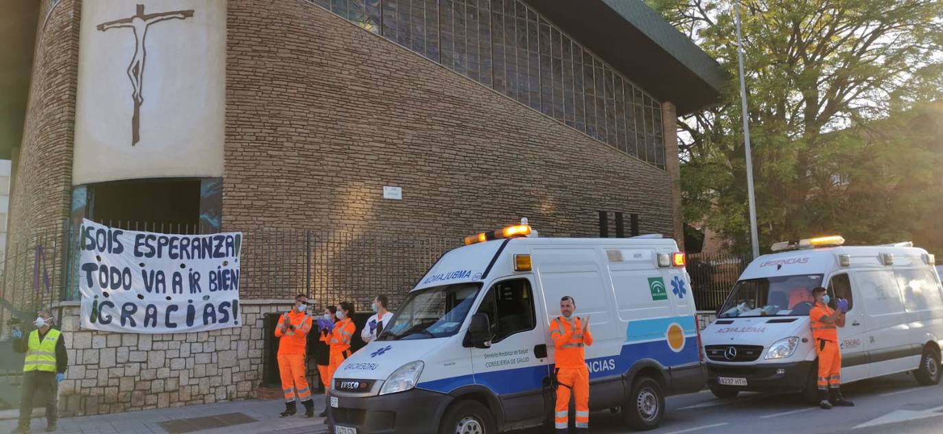 Sanitarios recibiendo aplausos por su labor