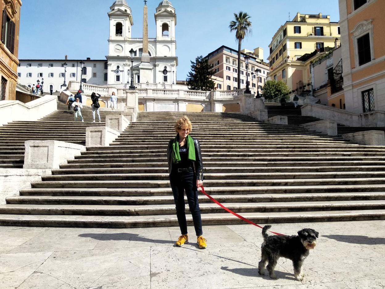 Milá, con su perro Scott, durante la grabación en Roma. R. c.