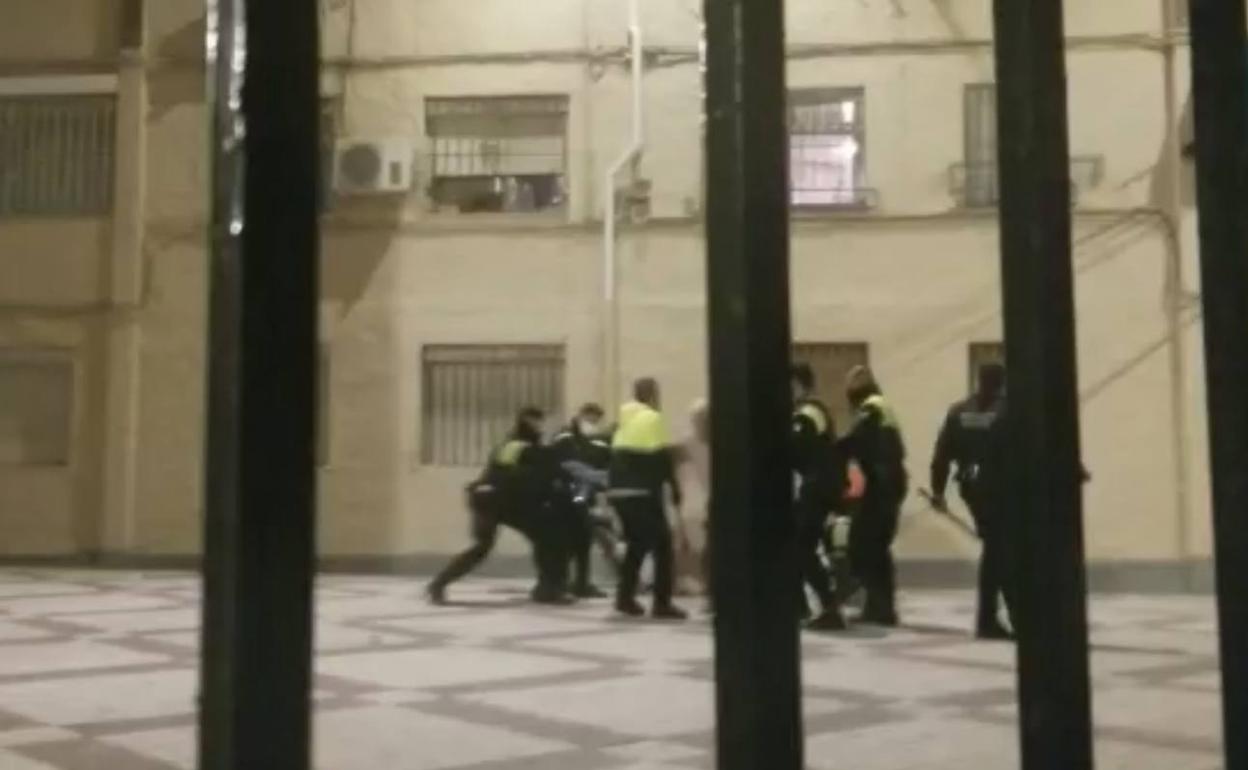 Un momento de la detención de los dos hermanos en La Palmilla por parte de la Policía Local. 