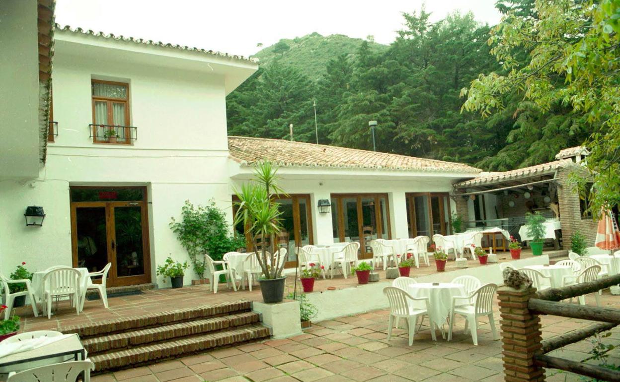 Terraza interior del Refugio del Juanar, que hasta la pasada década de los años 80 fue parador nacional