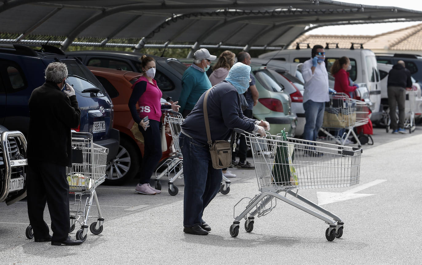 Colas a las puertas de un supermercado en Rincón de la Victoria este sábado.