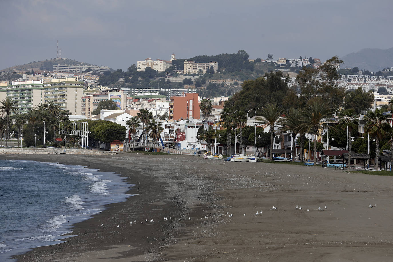 Playas completamente vacías en una imagen que en la recta final de otra Semana Santa en Málaga sería totalmente inusual. En la foto, El Palo