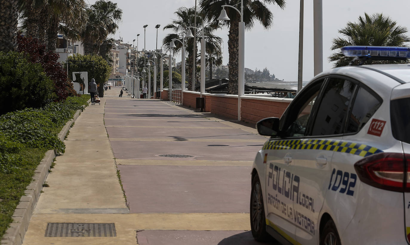 Playas completamente vacías en una imagen que en la recta final de otra Semana Santa en Málaga sería totalmente inusual. En la foto, paseo marítimo de Rincón de la Victoria.