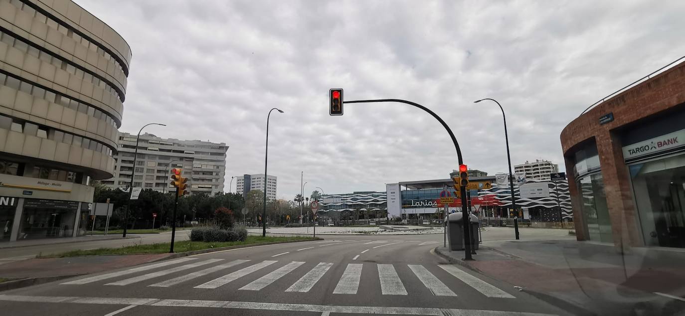 Carreteras y calles vacías en un Domingo de Resurrección atípico en Málaga.