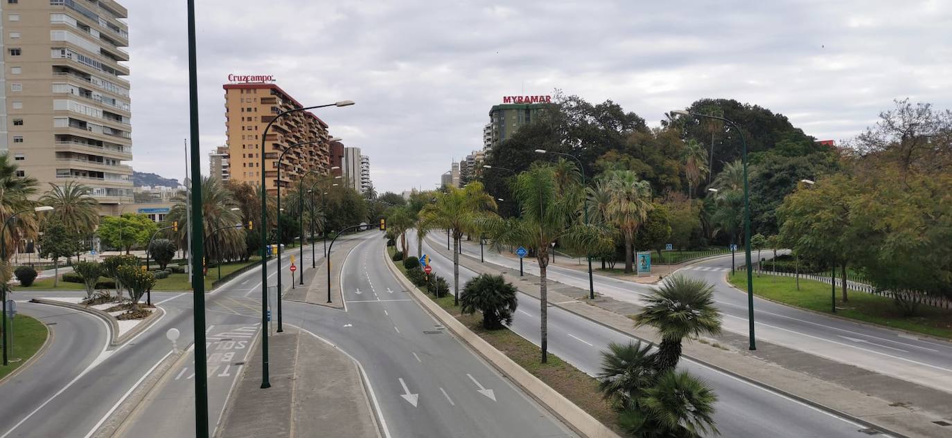 Carreteras y calles vacías en un Domingo de Resurrección atípico en Málaga.