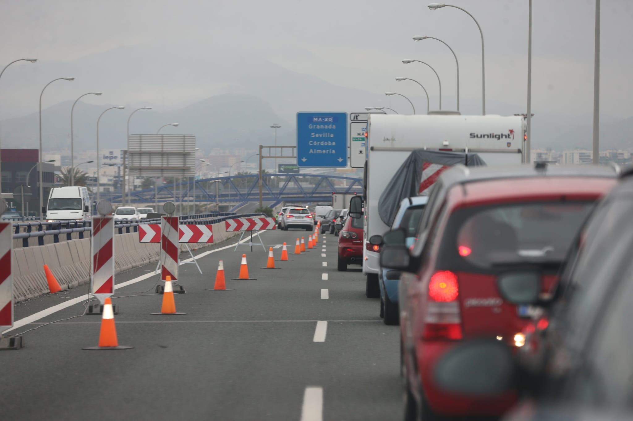 El estado de alarma deja estampas inéditas. Protección Civil comienza en Málaga el reparto de mascarillas a los trabajadores en los transportes públicos.