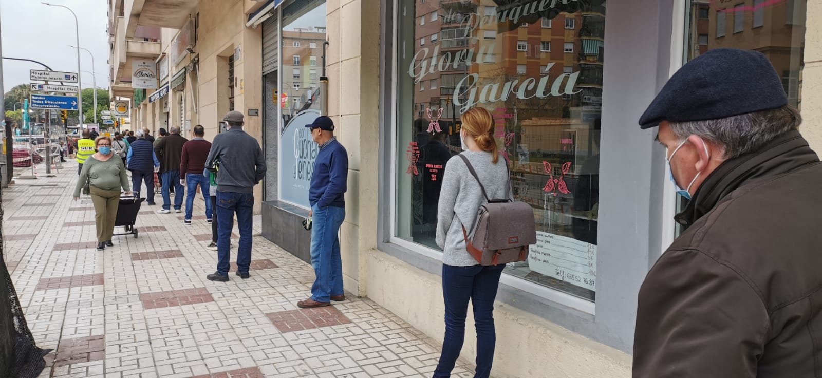 Colas para comprar en un Mercadona de la capital malagueña.