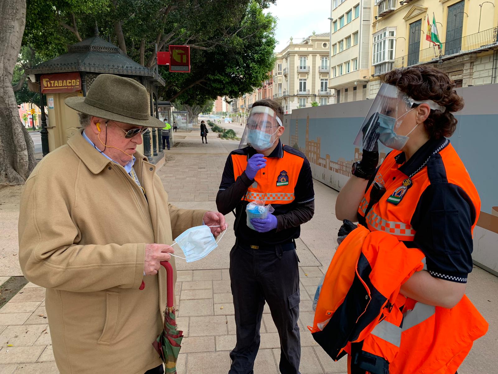 El estado de alarma deja estampas inéditas. Protección Civil comienza en Málaga el reparto de mascarillas a los trabajadores en los transportes públicos.