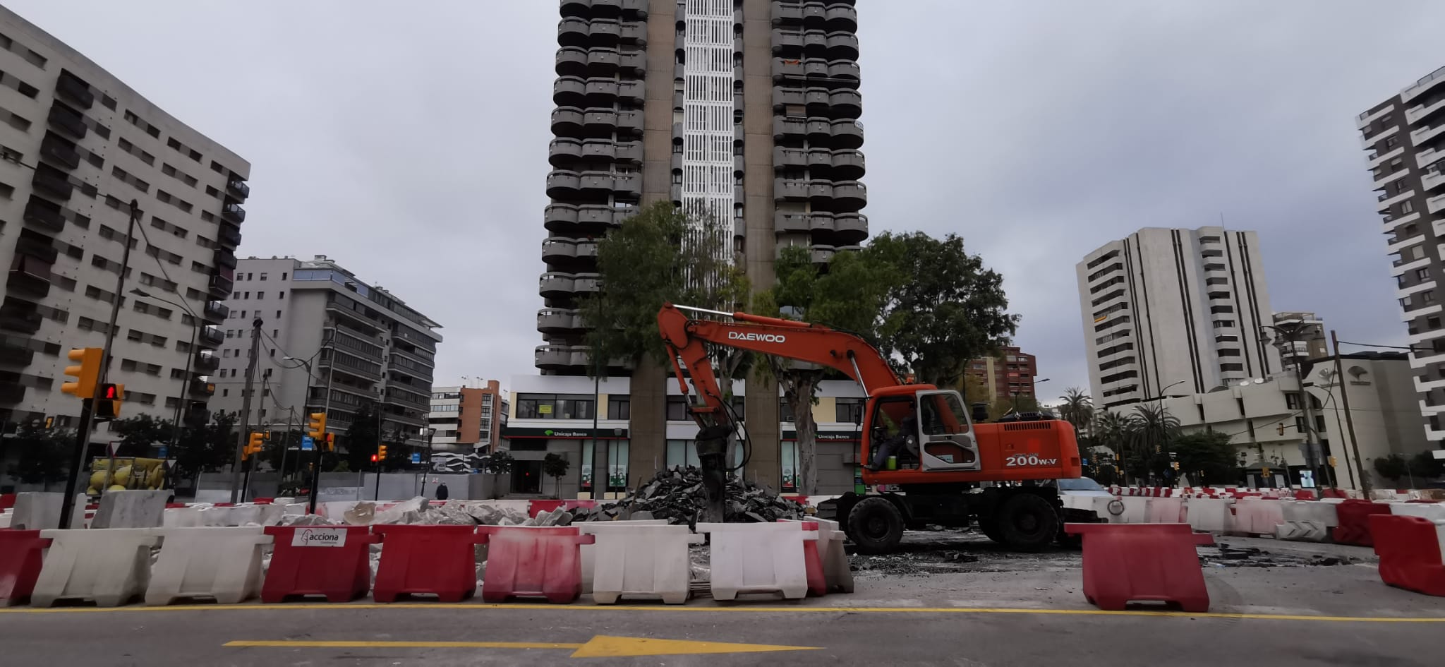 La actividad ha vuelto esta mañana a las obras del metro de Málaga tras el fin de la orden de paralización obligatoria durante dos semanas, decretada por el Gobierno para el sector de la construcción